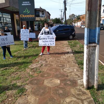 Familiares y amigos del conductor fallecido se manifestaron frente a la fiscalía zonal de Colonias Unidas.