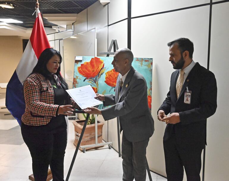 Lita recibe un reconocimiento por la exposición de cuadros que realizó en la Dirección de Cultura de la Cámara Baja.