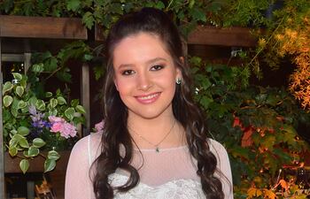 Sofía lució hermosa con un vestido de líneas románticas creación de Ocre.