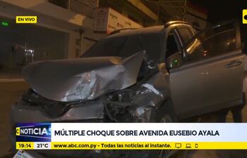 Uno de los afectado en la fila de vehículos.