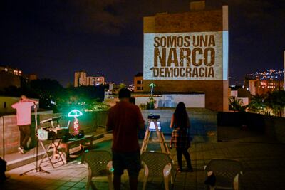 Activistas de @lanuevabandadelaterraza proyectan la leyenda "Somos una narcodemocracia" sobre un edificio de Medellín, Colombia, como una forma de protesta en plena pandemia de coronavirus.