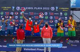 Roger Battilana y Gonzalo Melgarejo (c) le dieron a Paraguay su primer oro en el Circuito Sudamericano de Vóley de Playa, en masculino.