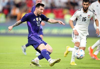 Messi anota con pierna derecha ante Emiratos Árabes su gol número 91 con la selección argentina.
