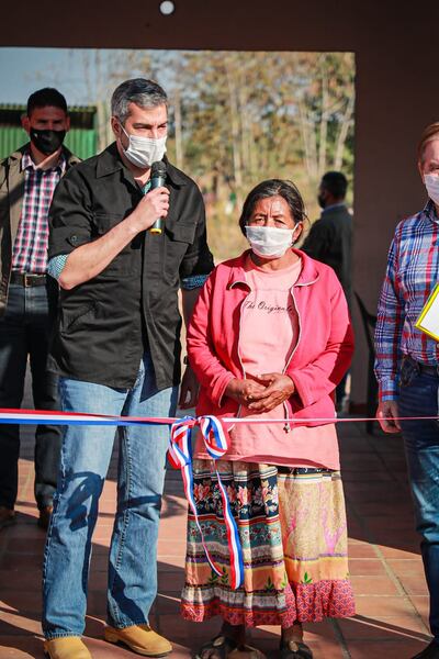 El presidente Mario Abdo, durante acto de inauguración de viviendas para comunidades indígenas, en Presidente Hayes, este jueves.