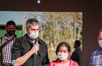 El presidente Mario Abdo, durante acto de inauguración de viviendas para comunidades indígenas, en Presidente Hayes, este jueves.