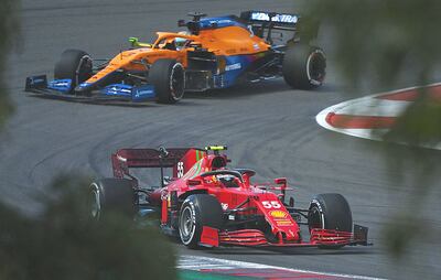 El piloto australiano de McLaren Daniel Ricciardo y el español de Ferrari, Carlos Sainz. (AFP)