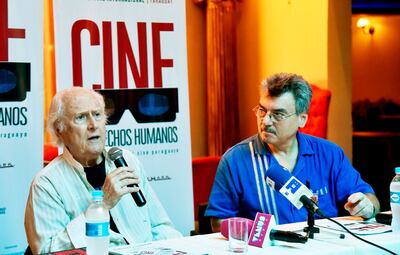 El cineasta argentino Fernando "Pino" Solanas junto al director del Festival Internacional de Cine, Hugo Gamarra, en 2018, cuando presentó en Asunción el documental "Viaje a los pueblos fumigados".