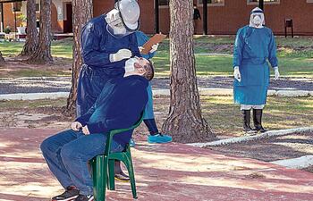 El incumplimiento en la entrega de hisopos y medios de transporte viral obligó al Laboratorio Central a preparar sus propios insumos para cumplir con la demanda.