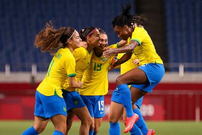 La integrantes del seleccionado femenino de fútbol de Brasil celebran el triunfo ante Zambia en los Juegos Olímpicos Tokio 2020.