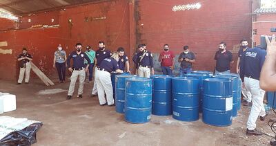 Los intervinientes proceden a catear los barriles y bolsas halladas en el tinglado de San Lorenzo.