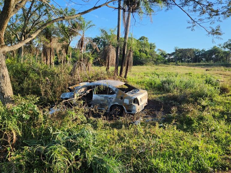 El vehículo perdió el control, chocó contra un árbol y tras el impacto fue consumido por las llamas.