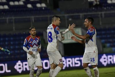 Braian Samudio (i) y Ángel Lucena (d) celebrando el primer tanto de Cerro Porteño ante Resistencia en el Defensores del Chaco.