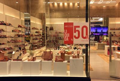 Comercios realizan importantes descuentos como estrategia para lograr las ventas, en medio de la crisis económica.