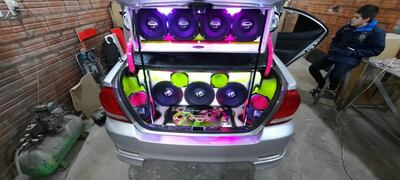 Así se encontraba el automóvil antes del accidente, todo el equipo de música fue rapiñado.