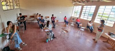 Jóvenes que inician sus primer día de clase en el curso de nivelación para el examen de ingreso de la Carrera de Negoció Internacional de la UNAMIS.