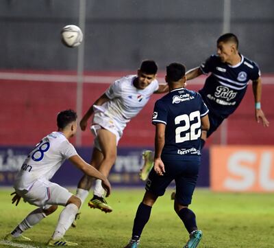 Palacios le ganó en el salto a Benítez y marcó el segundo gol de Resistencia.