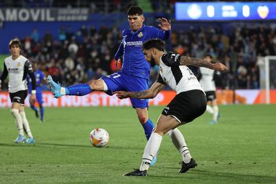 El paraguayo Omar Alderete, del Valencia, remata el balón ante el centrocampista del Getafe, Carles Aleñá, durante el partido de ayer.