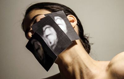 Desde un proceso personal de mirar la dictadura, Alegría González Planás busca abordar la memoria y el trauma en su proyecto “Algo se rompía en el silencio”.