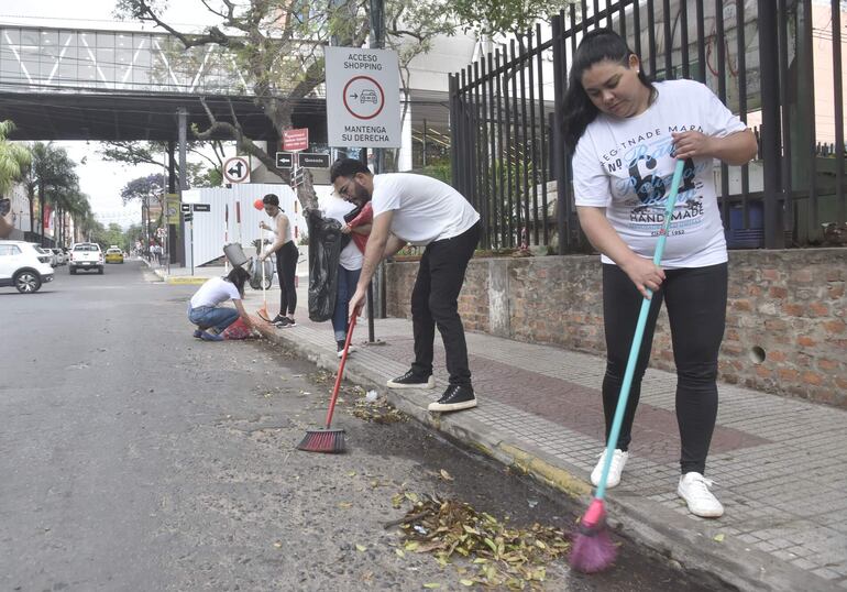 Escobas y rastrillo en mano, todos salieron a limpiar. 