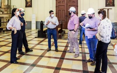 Técnicos y autoridades realizaron una verificación de la Catedral asuncena el viernes. El incendio fue hace siete días.