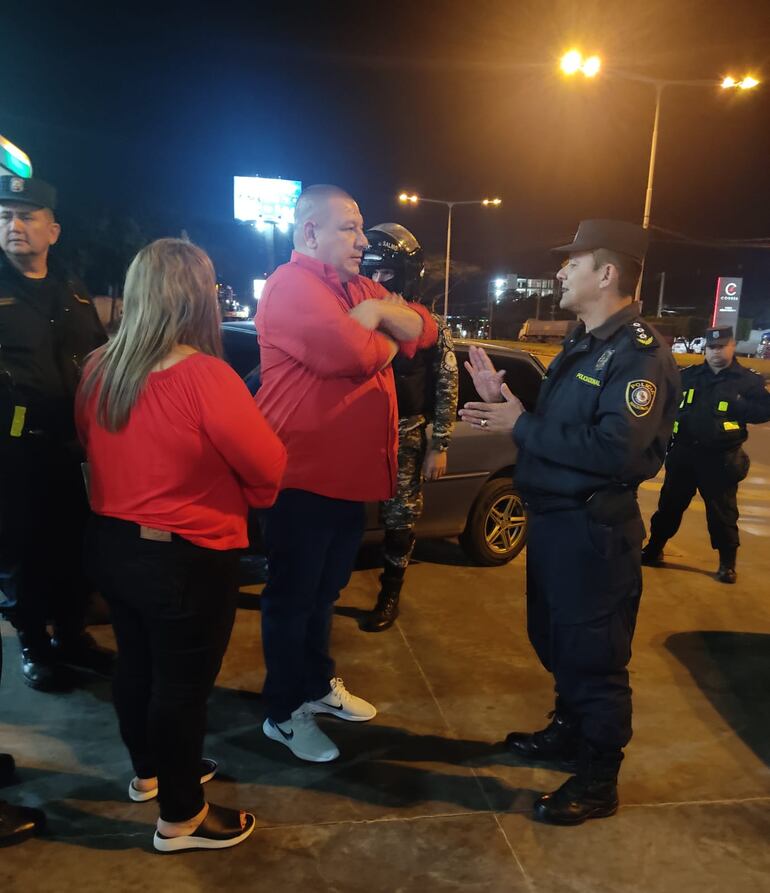 En las imágenes se observan a agentes policiales realizando controles sobre Silvio Pettirossi, zona de Luque.