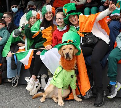 Deirdre Betson, su hijo Alex con Paula y Blanca García, y Alfie, un perro guía para personas ciegas, disfrutan del desfile de San Patricio en Dublin, Irlanda, el 17 de marzo pasado.
