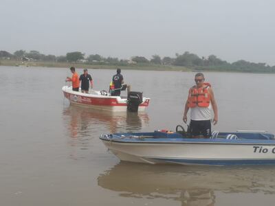 Dos lanchas durante las tareas de búsqueda del policía desaparecido, este domingo en el río Paraguay, a la altura de la ciudad de Concepción.