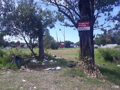 La Plaza del Agrónomo quedó convertido en yuyal y basural tras fallido proyecto Metrobús.
