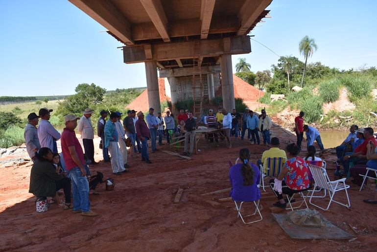 La reunión se realizó en en un sector de la pasarela conocido como tres fronteras 