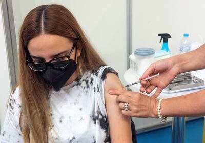 Una joven recibe una dosis de la vacuna Pfizer-BioNTech contra el COVID-19.