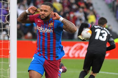 Memphis Depay inicia el festejo tras anotar de tiro penal el gol de la victoria para el Barcelona.