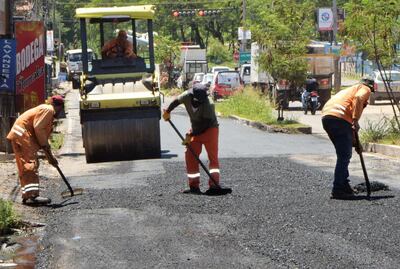 Esta mañana, obreros de la Comuna local iniciaron los trabajos sobre Nanawa, rellenando los profundos cráteres