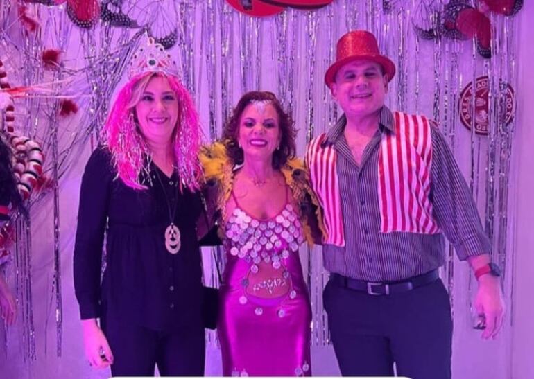 Nora Ruoti junto a unos amigos que llegaban a la fiesta. (Captura de la historia de Instagram de Nora Ruoti)