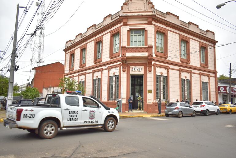 La policía sale a las calles con los altoparlantes.