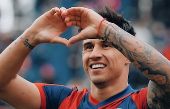 Adam Bareiro es máximo artillero del campeonato argentino con 7 goles en 9 partidos.