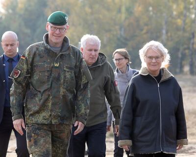 La ministra de Defensa de Alemania, Christine Lambrecht (d) junto a miembros de la misión alemana en Lituania. (AFP)