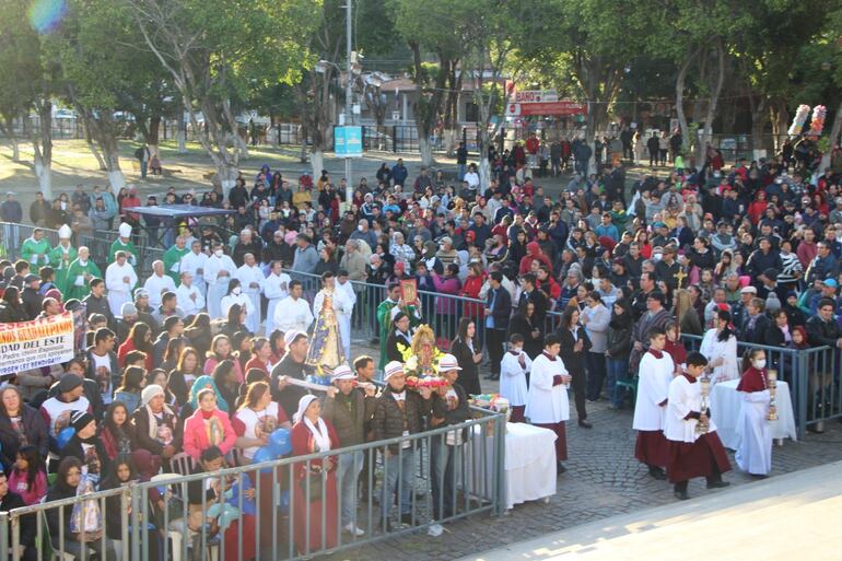 Concurrida participación de los fieles en la Basílica de Caacupé.