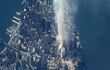Una imagen satelital de Maxar Technologies muestra la columna de humo que se eleva desde el World Trade Center donde colapsaron las Torres Gemelas, hace veinte años.