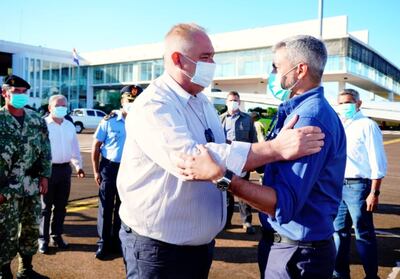 El presidente Mario Abdo Benítez llegó al aeropuerto Guaraní de Minga Guazú y fue recibido por una comitiva encabezada por el gobernador Roberto González Vaesken.