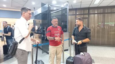 Facundo Sava (i), entrenador argentino, en el aeropuerto Silvio Pettirossi.