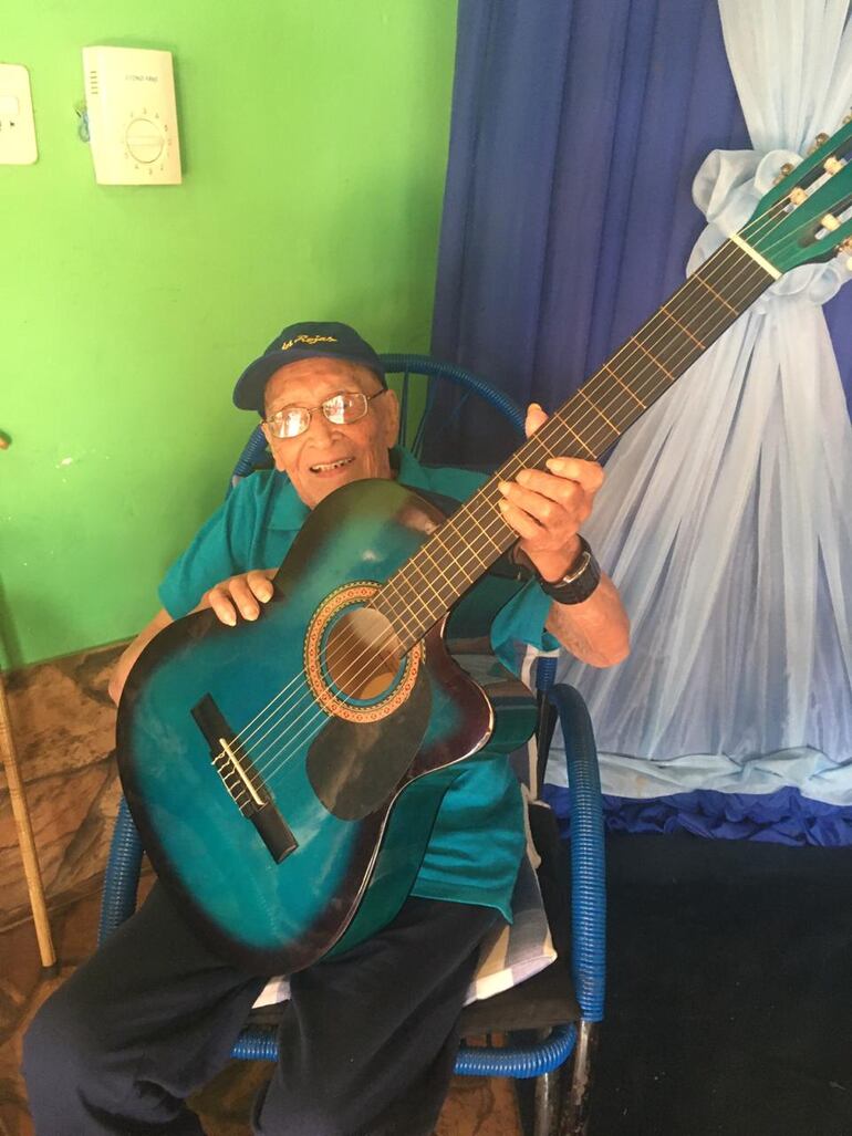Don Pastor cumplió 105 años y celebró cantando y tocando la guitarra