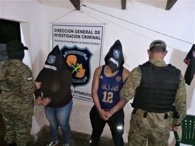 La pareja de supuesto microtraficantes detenidos hoy en Yaguarón.