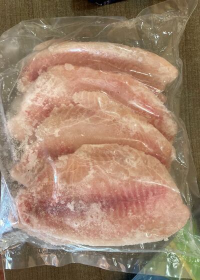 Filetes de tilapia envasados, congelados, pero sin identificación, vencimiento, marca o aprobación de Senacsa o INTN.
