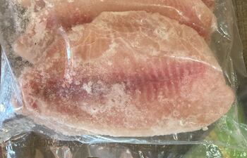 Filetes de tilapia envasados, congelados, pero sin identificación, vencimiento, marca o aprobación de Senacsa o INTN.
