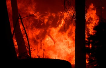 Una cabaña en llamas.