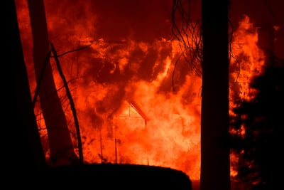 Una cabaña en llamas.