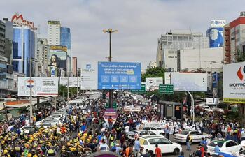 Protestas en Ciudad del Este de varios sectores para que se reactive la economía. Médicos temen que solamente este acto sea un brote fuerte de contagios de vuelta.