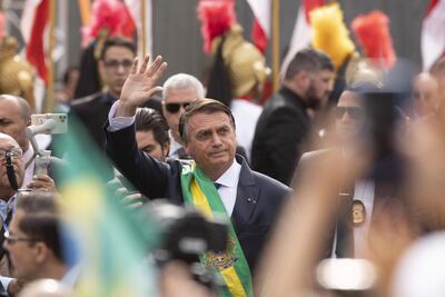 -FOTODELDIA- AME5195. BRASILIA (BRASIL), 07/09/2022.- El presidente de Brasil, Jair Bolsonaro, participa hoy en el desfile de celebración del Bicentenario de la Independencia de Brasil en Brasilia (Brasil). El presidente brasileño, Jair Bolsonaro, fue aclamado este miércoles por miles de personas que se congregaron en Brasilia para el festejo del Bicentenario de la Independencia del país, al que el gobernante le ha dado un claro tinte electoral. EFE/Joedson Alves