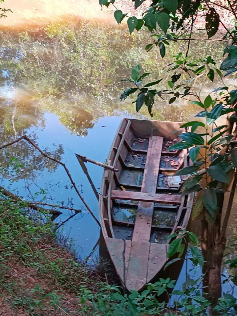 Canoa posiblemente utilizada para el traslado de drogas y mercaderías hasta argentina.