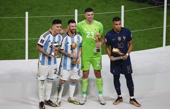 Enzo Fernandez, Lionel Messi (2-i) y Emiliano Martínez (2-d) de Argentina posan junto a Kylian Mbappe de Francia, en la ceremonia de la final del Mundial de Fútbol Qatar 2022 entre Argentina y Francia en el estadio de Lusail (Catar). EFE/ Alberto Estevez